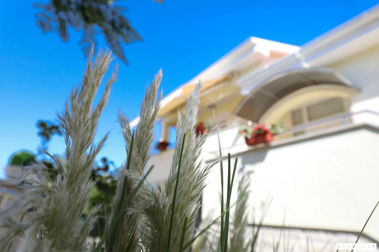 Monty Villa Pridraga