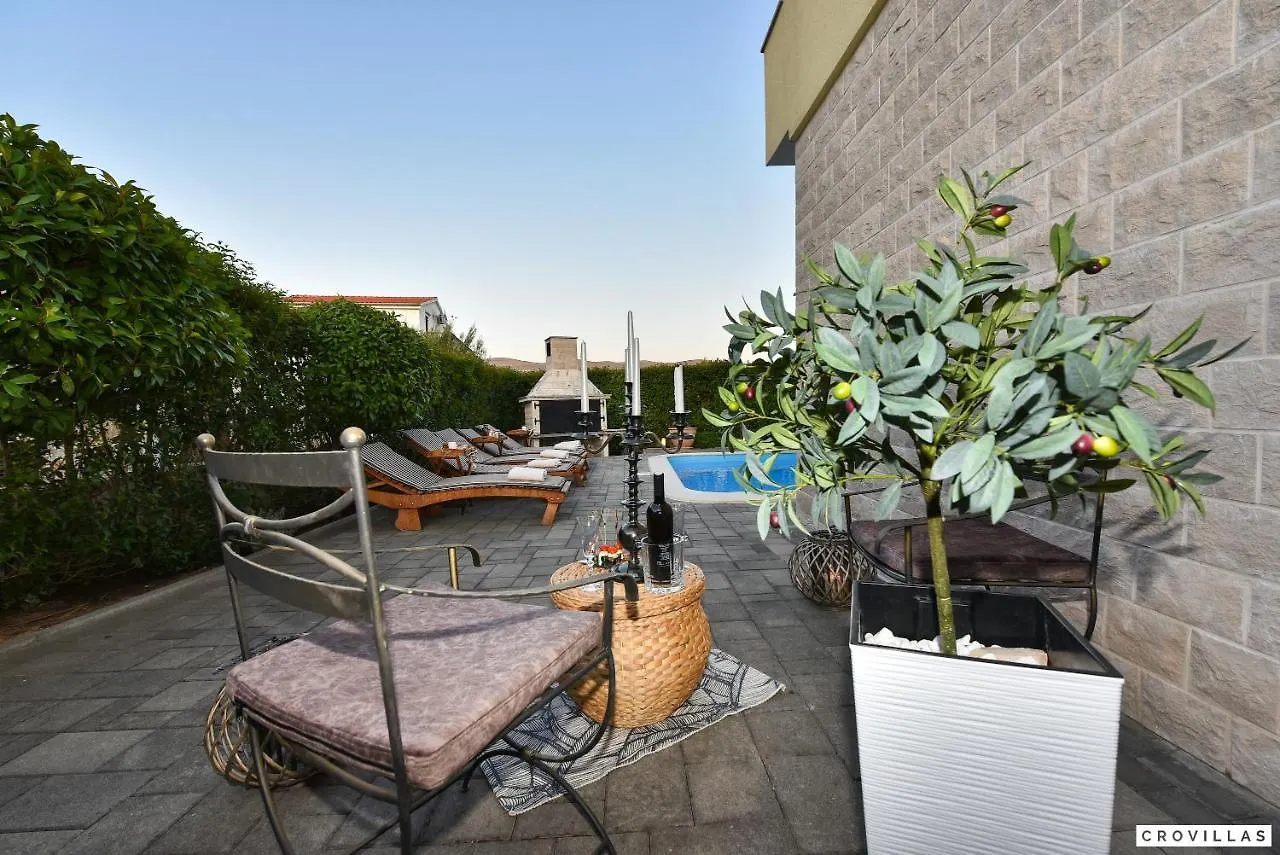 Monty Villa Pridraga