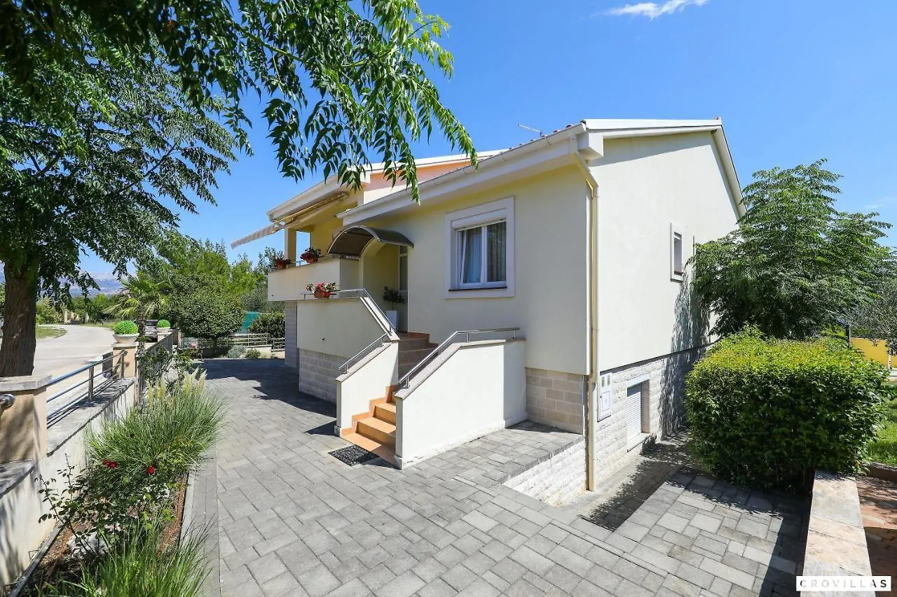 Monty Villa Pridraga