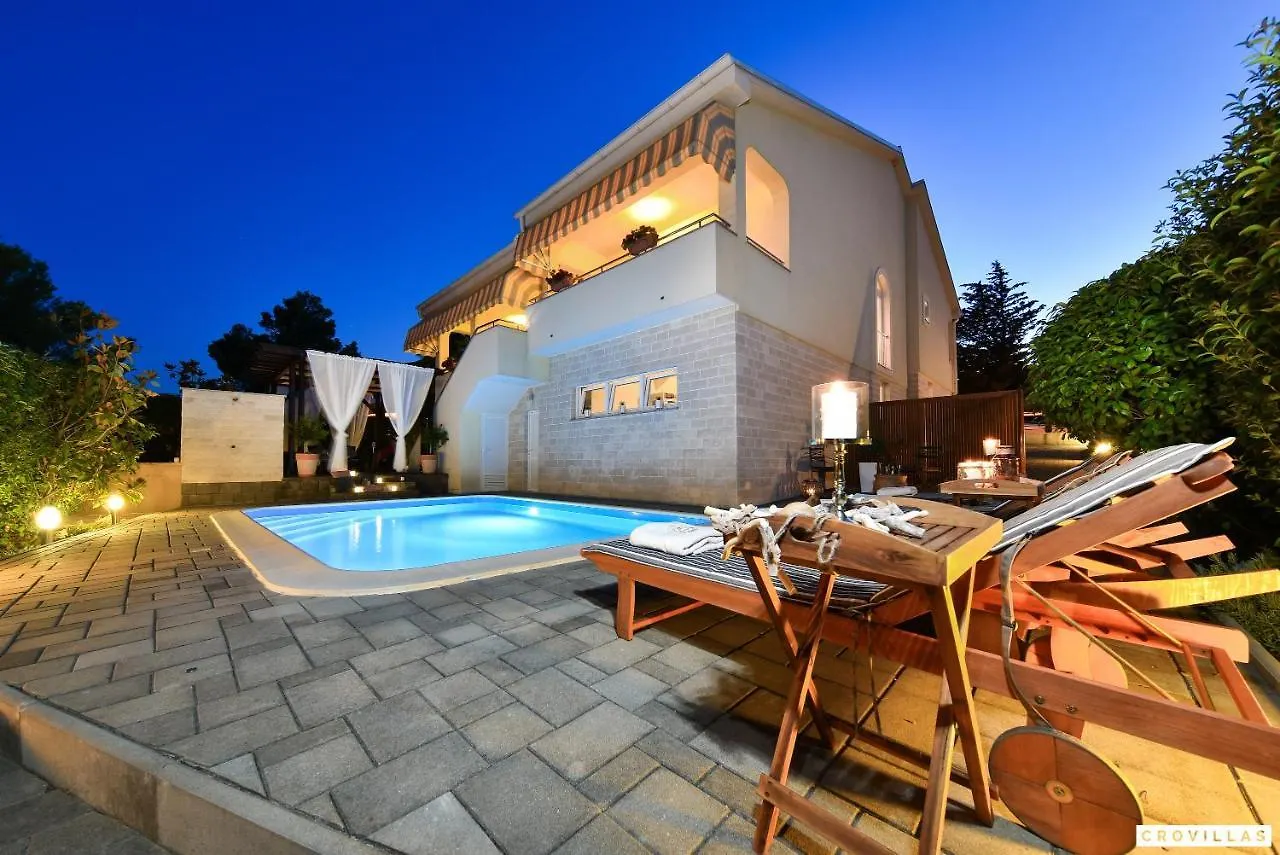 Monty Villa Pridraga