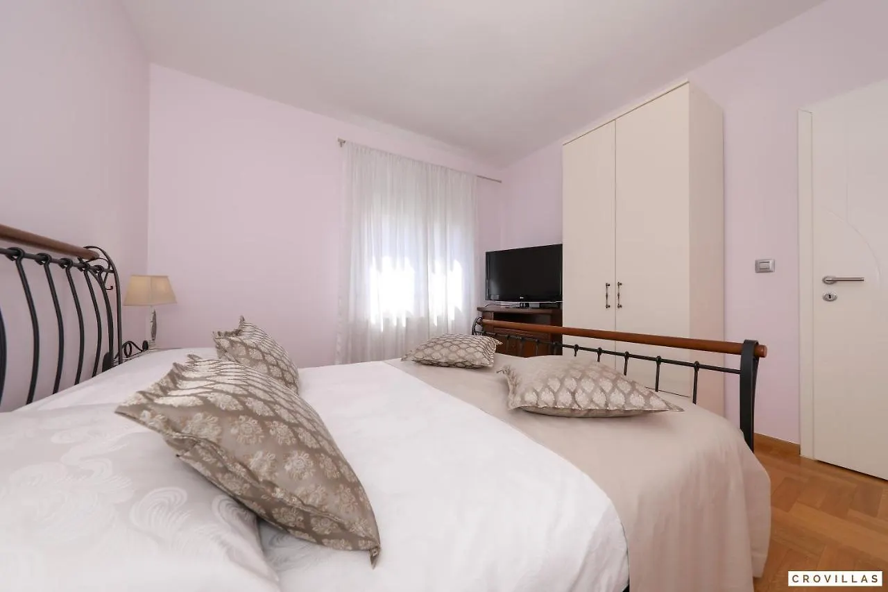 Monty Villa Pridraga