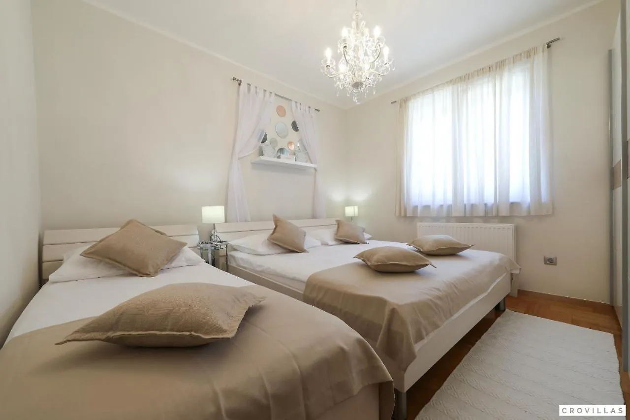 Monty Villa Pridraga